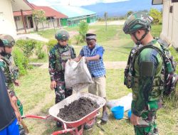 Satgas Yonif 521/DY Karya Bhakti Mendirikan Gapura MTSN Walesi