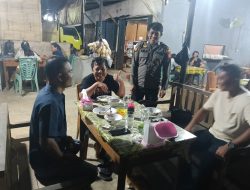 Hangatkan Malam dengan Keakraban, Polisi dan Warga Sengah Temila Jalin Sinergi Kamtibmas