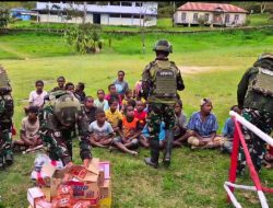 Berbagi Kasih di Ujung Timur Negri Satgas Yonif 521/DY Bersama Anak-Anak Papua
