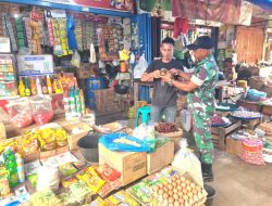 Babinsa Pantau Stabilitas Harga Sembako di Pasar Keude Krueng Geukueh