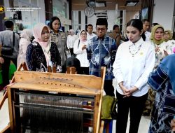 Mengakhiri Kunjungan Kerjanya di Bandung, Ibu Selvi Rakabuming bersama Seruni KMP Meninjau Proses Pembuatan Batik Kina dan produk UMKM lokal di Griya Dekranasda