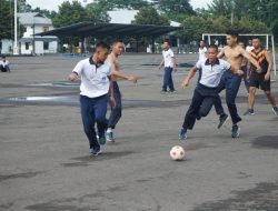 Jumat Sehat, Prajurit Yonif 2 Marinir Laksanakan Olahraga Futsal dan Bulutangkis