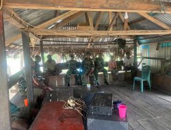 Binter Anjangsana Pos Benawa Satgas Yonif 521/DY Bagikan Bingkisan Makanan kepada Kepala Suku Benawa