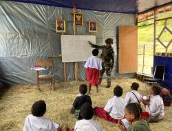 Prajurit Satgas Yonif 700/WYC Jadi Guru Pengganti, Anak-Anak SD Mayuberi Antusias Belajar Matematika