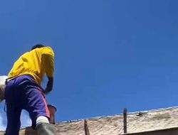 Satgas Pamtas Kewilayahan RI-PNG Yonif 763/SBA Gotong Royong Bersama Masyarakat Bantu Membangun Rumah Warga Binaan