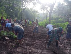 Babinsa Koramil 0808/13 Doko Bersama Warga Gotong Royong Bersihkan Material Longsor di Desa Resapombo