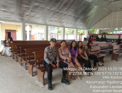 Personil Polsek Ngabang Laksanakan Pengamanan Di Gereja Dan Sambut Masyarakat Yang Akan Beribadah
