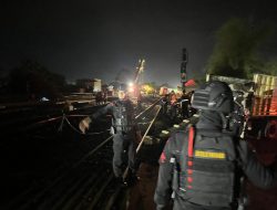 Brimob Amankan Lokasi Anjloknya Kereta Purwojaya di Bekasi