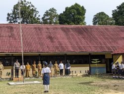 Bhabinkamtibmas Berikan Pesan Bahaya NAPZA Saat Menjadi Pembina Upacara di SMPN 06 Jelimpo