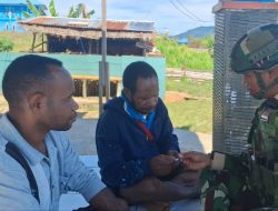 Kesehatan Masyarakat Adalah Prioritas Utama, Satgas Yonif 521/DY Melaksanakan Pelayanan Gratis Warga yang Datang Berobat ke Pos TNI