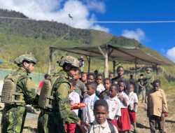 Satgas Yonif 700/WYC Berbagi Keceriaan, Anak-Anak SD Mayuberi Pulang Sekolah Disambut Manis oleh Prajurit TNI