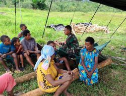 Binter Pos Tarub, Satgas Yonif 751/VJS Layani Pengobatan untuk Warga Kampung Ongkor