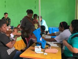 Satgas Pamtas RI-PNG Kewilayahan Yonif 763/SBA Gelar Bakti Kesehatan dan Penyuluhan Bahaya Stunting di Puskesmas Kumurkek