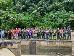 Ciptakan Lingkungan Bersih dan Sehat, Satgas Pamtas RI-PNG Statis Yonif 643/Wns Bahu-Membahu Normalisasi Saluran Air
