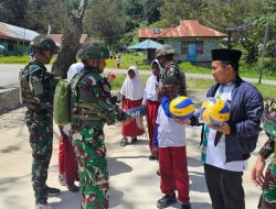 Hari Sumpah Pemuda Satgas Yonif 521/DY Bagikan Net dan Bola Volly di Distrik Walesi