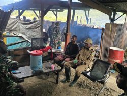 Kepala Distrik Oksop Bersilaturahmi ke Pos: Kemanunggalan TNI–Rakyat Kian Erat, Bahas Pembenahan Kampung