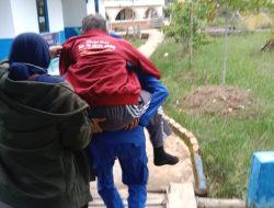 Polairud Polres Muba Bantu Warga Sakit di Sungai Lalan, Wujud Nyata Presisi Polri