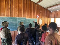 Satgas Yonif 700/WYC Gotong Royong Rehabilitasi Sekolah di Pedalaman Puncak