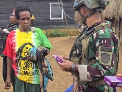 Satgas Yonif 700/WYC Pos Gome Jalankan Binter Terbatas: Beli Dagangan Warga Papua di Kampung Yenggernok