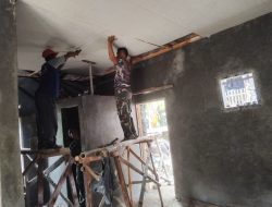 Satgas TMMD ke-126 Kodim 0601/Pandeglang Laksanakan Pemasangan Plafon pada Rumah RLTH di Desa Cikentrung