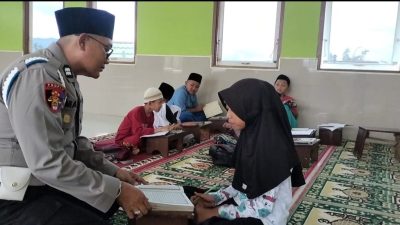 Polres Pagar Alam Ajak Santri Gemar Mengaji Lewat Kegiatan Berbagi Buku Tulis