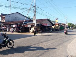 Personil Polsek Mempawah Hulu rutin melaksanakan pengaturan lalu lintas diarea sekolah dan pasar karangan
