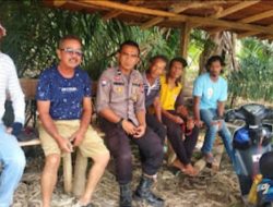 Di Saat Warga Santai, Polisi Pun Datang Menyapa, Kisah Keakraban Aipda Suriyansyah di Sebangki