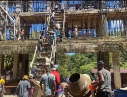 Satgas Pamtas RI-PNG Yonif 763/SBA Bersama Warga Bangun Gereja di Kampung Kokas