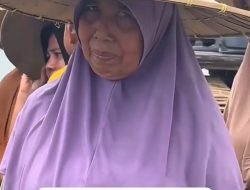 Puluhan Warga Didominasi Emak-emak Menolak Tambang Emas Ditutup