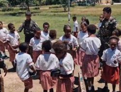 Satgas Pamtas RI-PNG Yonif 763/SBA Pos Suswa Bagikan Bubur Kacang Hijau Kepada Anak Sekolah di Pos Suswa