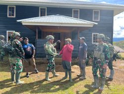 TNI Manunggal Rakyat di Puncak: Satgas Yonif 700/Wyc Bersihkan “Rumah Tuhan” di Nipuralome