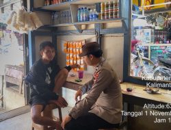 Patroli Siang, Personel Polsek Meranti Sambangi Warga yang Sedang Duduk Santai