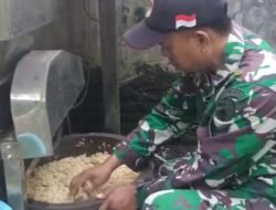 Satgas TMMD ke-126 Kodim 0818 Bantu Produksi Tempe Warga Lebakharjo, Wujud Kepedulian pada Ekonomi Rakyat Kecil