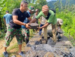 Satgas TMMD 126 Lebakharjo Kejar Pemasangan Kawat Bronjong di Tengah Tingginya Curah Hujan
