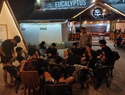 Anak Muda Disapa Polisi di Kafe, Dapat Pesan Penting soal Keamanan Malam Minggu