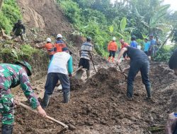 Gerak Cepat Babinsa Bersama Warga Bersihkan Material Longsor, Jalan Penghubung antar Dusun Kembali Terbuka