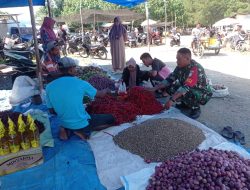 Babinsa di Susoh Pantau Harga Pangan di Pasar, Danramil: Pastikan Stabilitas dan Pasokan Aman