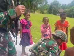 Satgas Pamtas Kewilayahan RI-PNG Yonif 763/SBA Laksanakan Binter Berbagi Sandal Kepada Anak-Anak Kampung Afkrem