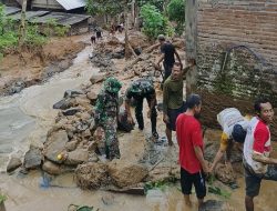 TNI–Polri dan Warga Trenggalek Gotong Royong Bersihkan Longsor di Desa Dawuhan