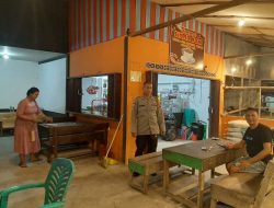 Ibu-Ibu Diimbau Tak Gunakan Perhiasan Mencolok, Polisi Sapa Warga Saat Patroli Malam di Mandor