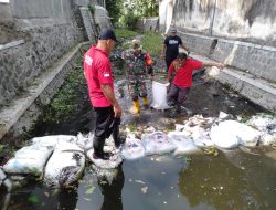 Babinsa Sukorejo Gotong Royong Bersama Warga Buat Tanggul Penahan Abrasi Di Sungai Kepanjenkidul