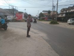Polsek Ngabang Laksanakan Pengaturan Arus Lalin Di Persimpangan Untuk Mengurai Kemacetan Dan Hindari Kecelakaan
