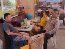 Polisi Sapa Warga Saat Santai di Warung, Jalin Keakraban Lewat Obrolan Hangat
