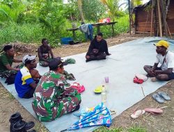 Babinsa Kimaam Jalin Keakraban Dengan Warga Melalui Komsos di Kampung Teri