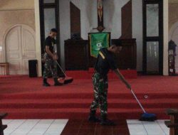 Sambut HUT ke-80 Korps Marinir, Prajurit Yonif 2 Mar Gelar Aksi Bersih-Bersih Tempat Ibadah Wujudkan Kepedulian Sosial