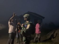 Pos Serambakon Satgas Yonif 751/VJS Kembali Pasang Lampu Tenaga Surya di Kampung Binaan