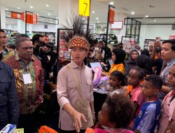 Berbagi Kebahagian, Wapres Ajak Anak Yatim di Manokwari Belanja Kebutuhan Sekolah