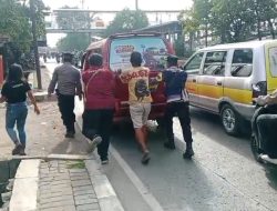 Tulus Melayani, Polisi Cengkareng Bantu Pengendara yang Alami Kendala di Jalan Daan Mogot