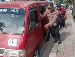 Tulus Melayani, Polisi Cengkareng Bantu Pengendara yang Alami Kendala di Jalan Daan Mogot