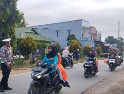 Bentuk Pelayanan kepada Masyarakat dan Anak Sekolah Bripka Albasit Melaksanakan Pengaturan Arus Lalu Lintas